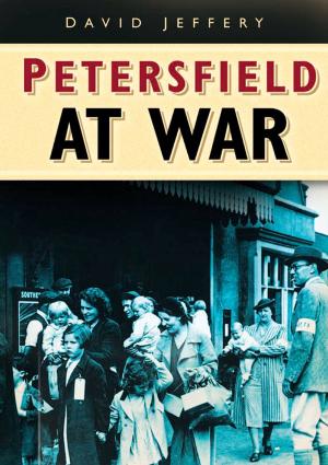 Cover of the book Petersfield At War by Harry Peckham, Martin Brayne