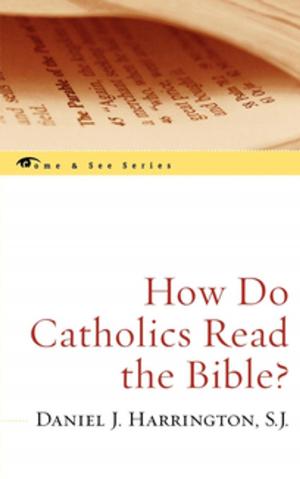 Cover of the book How Do Catholics Read the Bible? by Peter Steinfels, Robert Royal, J Bottum, Gail Buckley, Daniel Callahan, Michele Dillon, Richard M. Doerflinger, William Donohue, Kenneth J. Doyle, Paul Elie, James T. Fisher, Andrew M. Greeley, Luke Timothy Johnson, Mark Massa, John T. McGreevy, Paul Moses, Susan A. Ross, Valerie Sayers, Mary C. Segers, Mark Silk, Peter Steinfels, Barbara Dafoe Whitehead, Alan Wolfe, Kenneth L. Woodward, Brian Doyle, author of Spirited Men and Epiphanies & Elegies