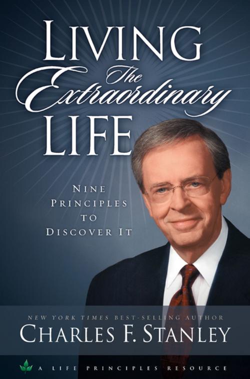 Cover of the book Living the Extraordinary Life by Charles Stanley, Thomas Nelson