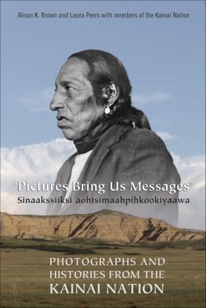 Book cover of Pictures Bring Us Messages / Sinaakssiiksi aohtsimaahpihkookiyaawa
