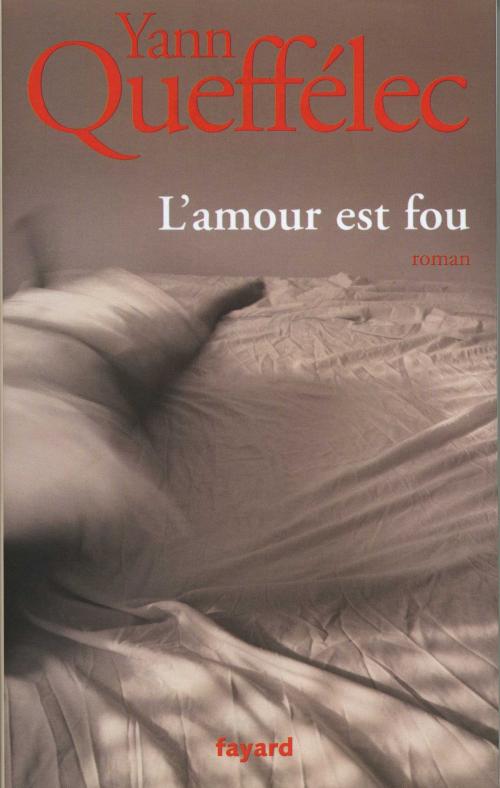 Cover of the book L'Amour est fou by Yann Queffélec, Fayard