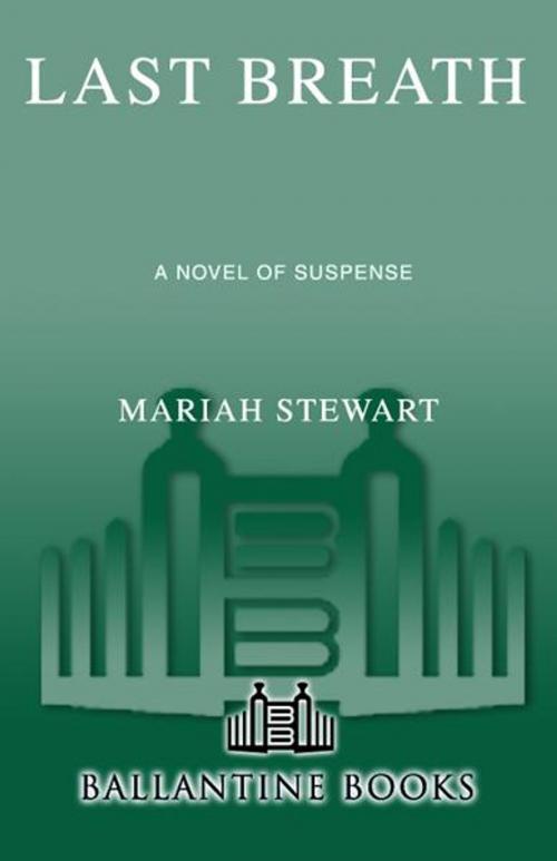 Cover of the book Last Breath by Mariah Stewart, Random House Publishing Group