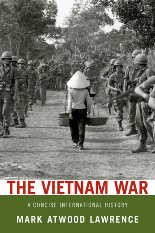 Cover of the book The Vietnam War:A Concise International History by Mark Atwood Lawrence, Oxford University Press, USA