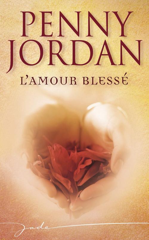 Cover of the book L'amour blessé (Harlequin Jade) by Penny Jordan, Harlequin