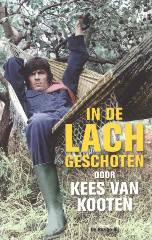 Cover of the book In de lach geschoten by Kees van Kooten, Bezige Bij b.v., Uitgeverij De