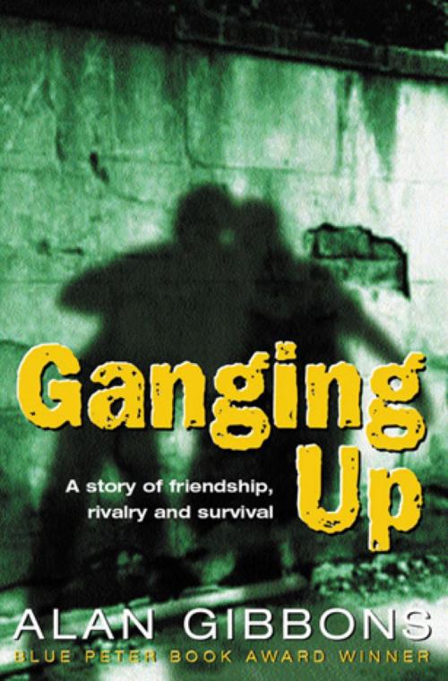 Cover of the book Ganging Up by Alan Gibbons, Hachette Children's