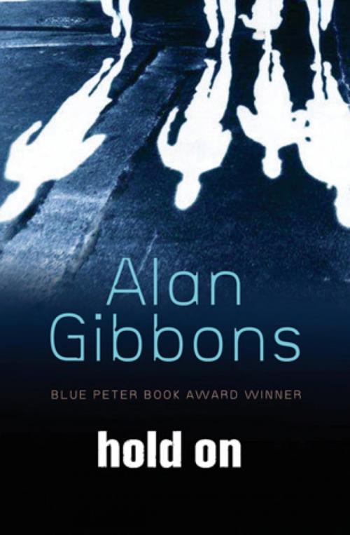 Cover of the book Hold On by Alan Gibbons, Hachette Children's