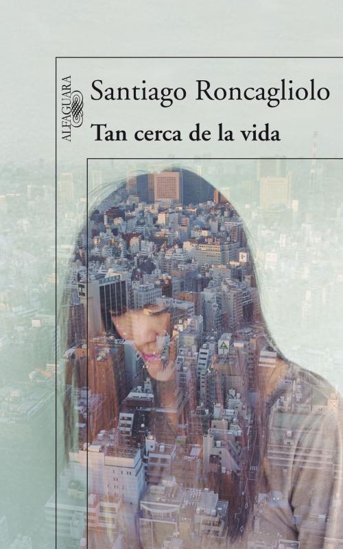Cover of the book Tan cerca de la vida by Santiago Roncagliolo, Penguin Random House Grupo Editorial España