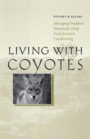 Cover of the book Living with Coyotes by Elizabeth Morán