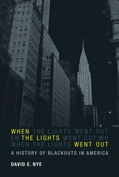 Cover of the book When the Lights Went Out by David E. Nye, The MIT Press