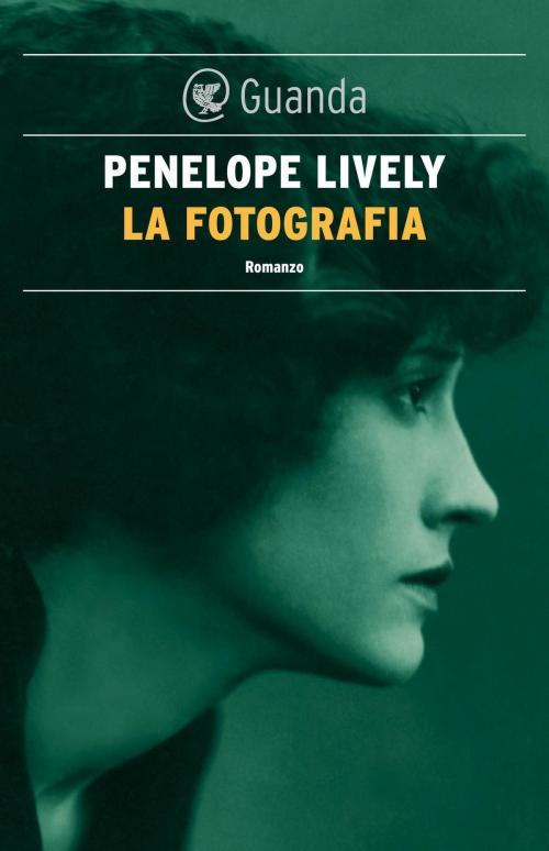 Cover of the book La fotografia by Penelope Lively, Guanda