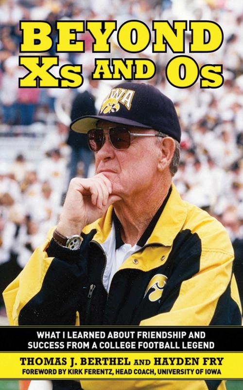 Cover of the book Beyond Xs and Os by Hayden Fry, Thomas J. Berthel, Skyhorse