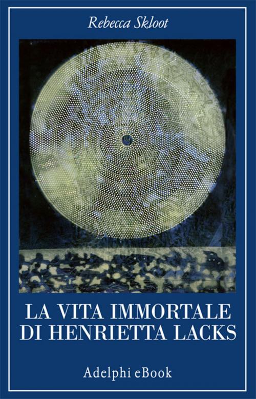 Cover of the book La vita immortale di Henrietta Lacks by Rebecca Skloot, Adelphi