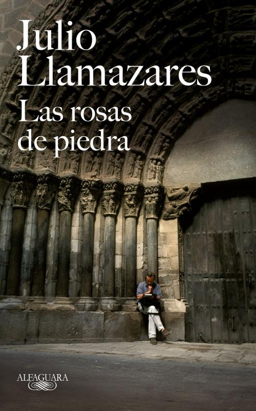 Cover of the book Las rosas de piedra by Julio Llamazares, Penguin Random House Grupo Editorial España