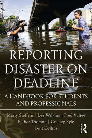 Book cover of Reporting Disaster on Deadline