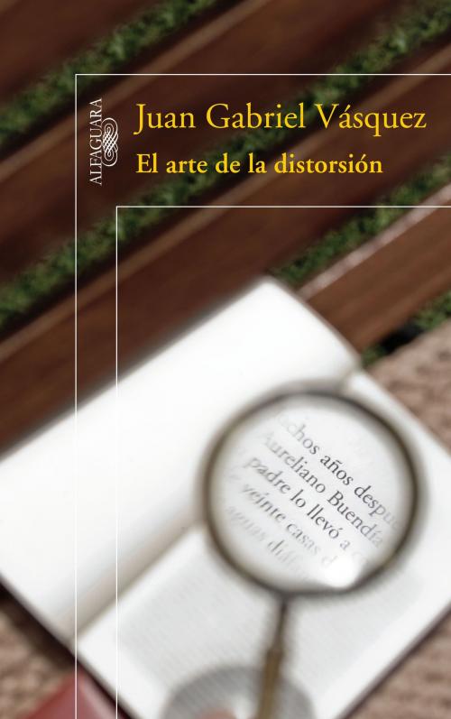 Cover of the book El arte de la distorsión by Juan Gabriel Vásquez, Penguin Random House Grupo Editorial España