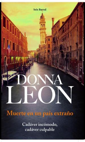 Cover of the book Muerte en un país extraño by María Oruña