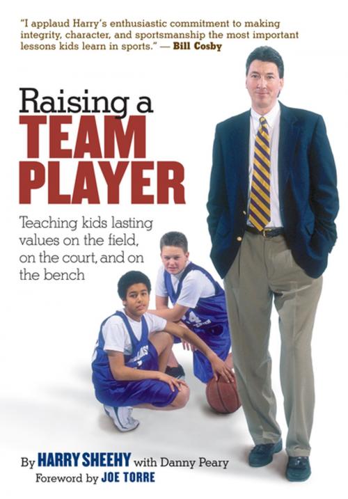 Cover of the book Raising a Team Player by Danny Peary, Harry Sheehy, Joe Torre, Storey Publishing, LLC