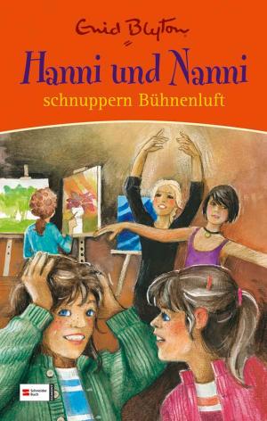 Cover of the book Hanni und Nanni schnuppern Bühnenluft by Nikolaus Moras, Enid Blyton
