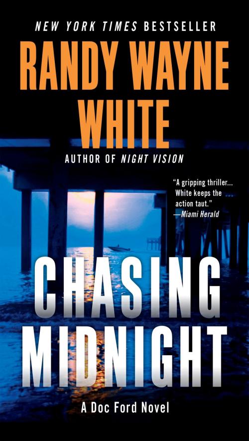Cover of the book Chasing Midnight by Randy Wayne White, Penguin Publishing Group