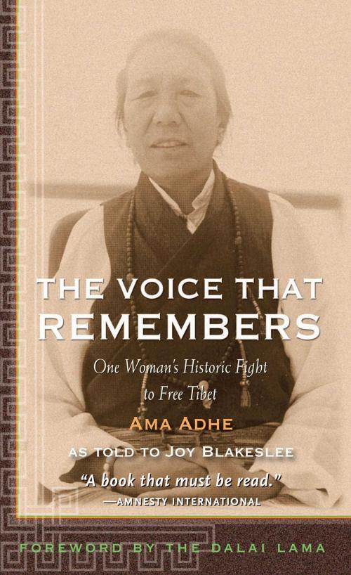 Cover of the book The Voice that Remembers by Adhe Tapontsang, Joy Blakeslee, Wisdom Publications