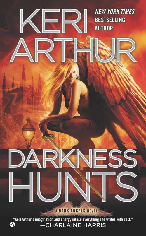 Cover of the book Darkness Hunts by Keri Arthur, Penguin Publishing Group