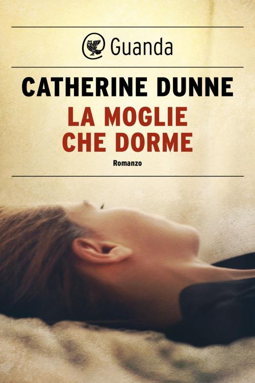 Cover of the book La moglie che dorme by Catherine Dunne, Guanda