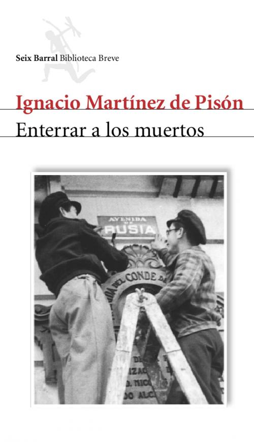 Cover of the book Enterrar a los muertos by Ignacio Martínez de Pisón, Grupo Planeta