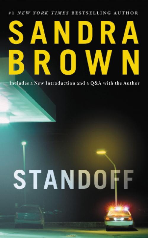 Cover of the book Standoff by Sandra Brown, Grand Central Publishing