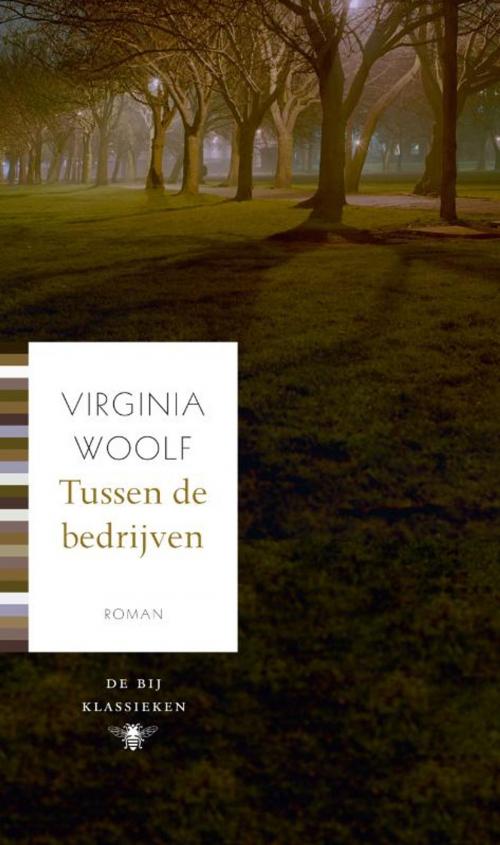 Cover of the book Tussen de bedrijven by Virginia Woolf, Bezige Bij b.v., Uitgeverij De