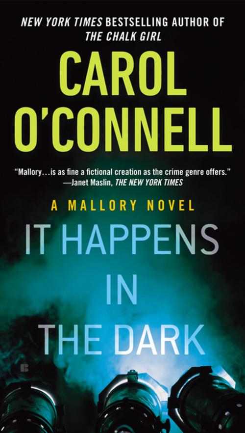 Cover of the book It Happens in the Dark by Carol O'Connell, Penguin Publishing Group