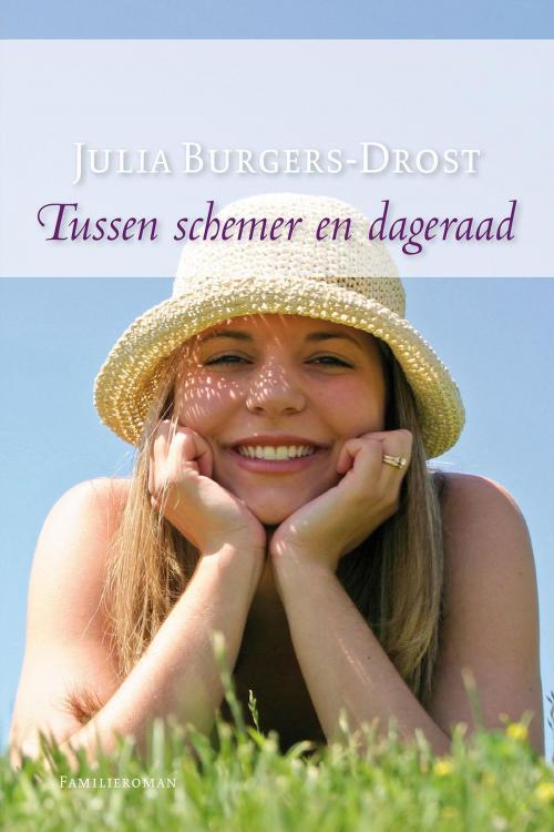 Cover of the book Tussen schemer en dageraad by Julia Burgers-Drost, VBK Media