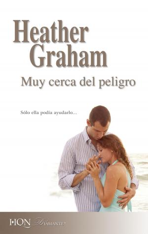 Cover of the book Muy cerca del peligro by Kim Lawrence