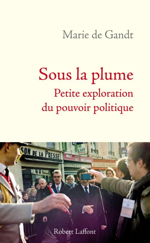 Cover of the book Sous la plume by Marie de GANDT, Groupe Robert Laffont
