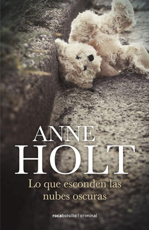 Cover of the book Lo que esconden las nubes oscuras by Anne Holt, Roca Editorial de Libros