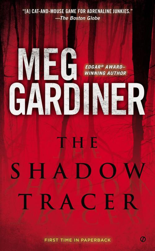 Cover of the book The Shadow Tracer by Meg Gardiner, Penguin Publishing Group