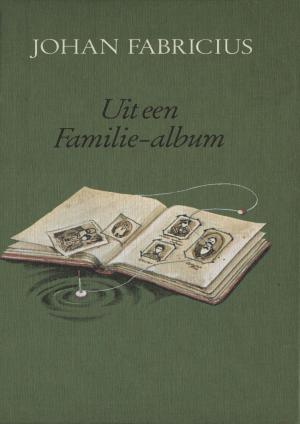 Cover of the book Uit een familie-album by Johan Fabricius
