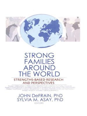 Cover of the book Strong Families Around the World by Erdener Kaynak, Robert M Fulmer, J Bernard Keys