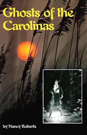 Cover of the book Ghosts of the Carolinas by Steven Frye, Linda Wagner-Martin