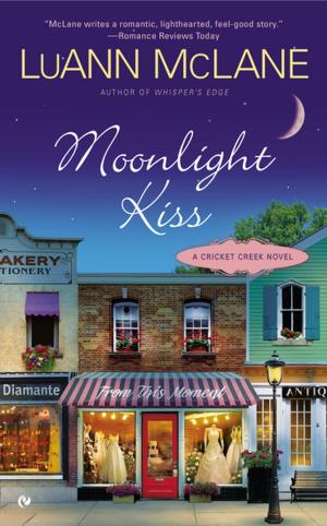 Cover of the book Moonlight Kiss by Elaine Viets