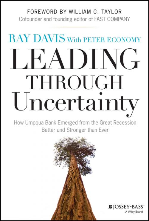 Cover of the book Leading Through Uncertainty by Raymond P. Davis, Wiley