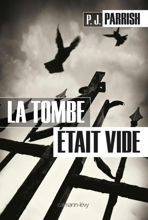 Cover of the book La Tombe était vide by P.J. Parrish, Calmann-Lévy