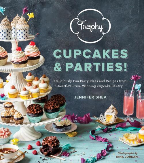 Cover of the book Trophy Cupcakes and Parties! by Jennifer Shea, Sasquatch Books