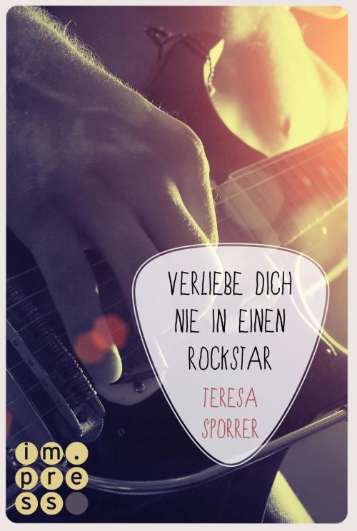 Cover of the book Verliebe dich nie in einen Rockstar (Die Rockstar-Reihe 1) by Teresa Sporrer, Carlsen