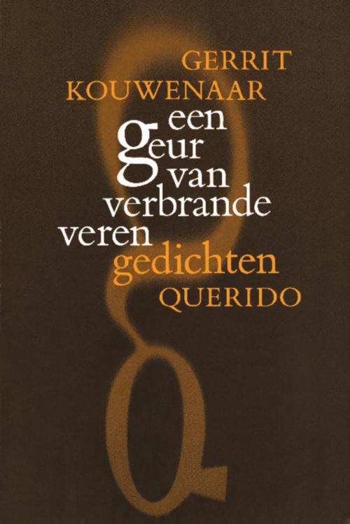 Cover of the book Een geur van verbrande veren by Gerrit Kouwenaar, Singel Uitgeverijen