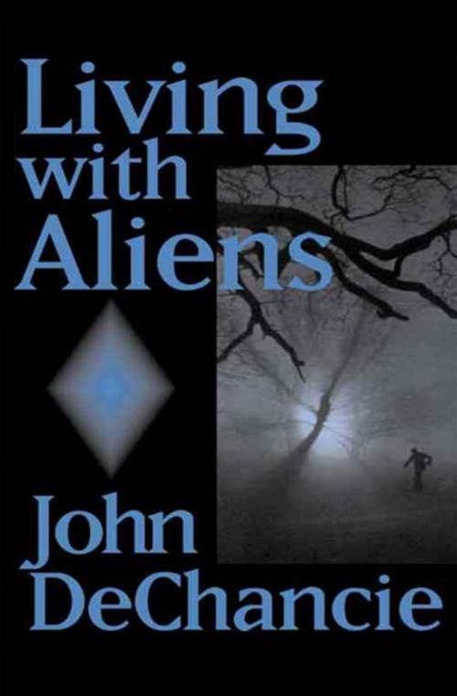 Cover of the book Living with Aliens by John DeChancie, Open Road Media