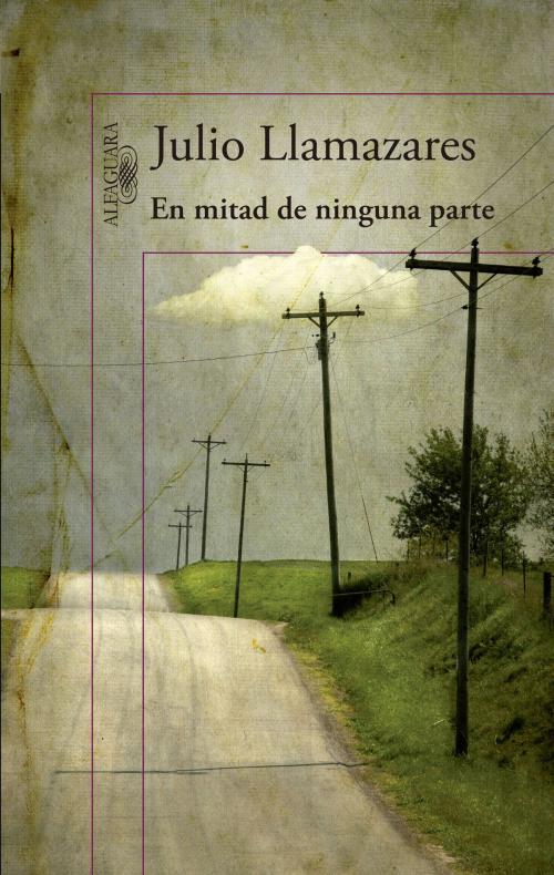 Cover of the book En mitad de ninguna parte by Julio Llamazares, Penguin Random House Grupo Editorial España