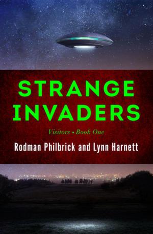 Cover of the book Strange Invaders by Michael Beschloss