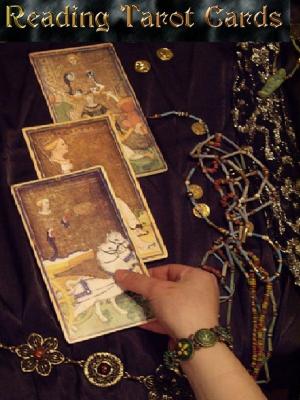 Book cover of Reading Tarot Cards