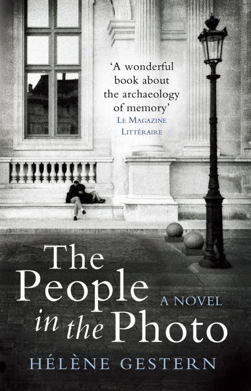 Cover of the book The People in the Photo by Hélène Gestern, Gallic Books